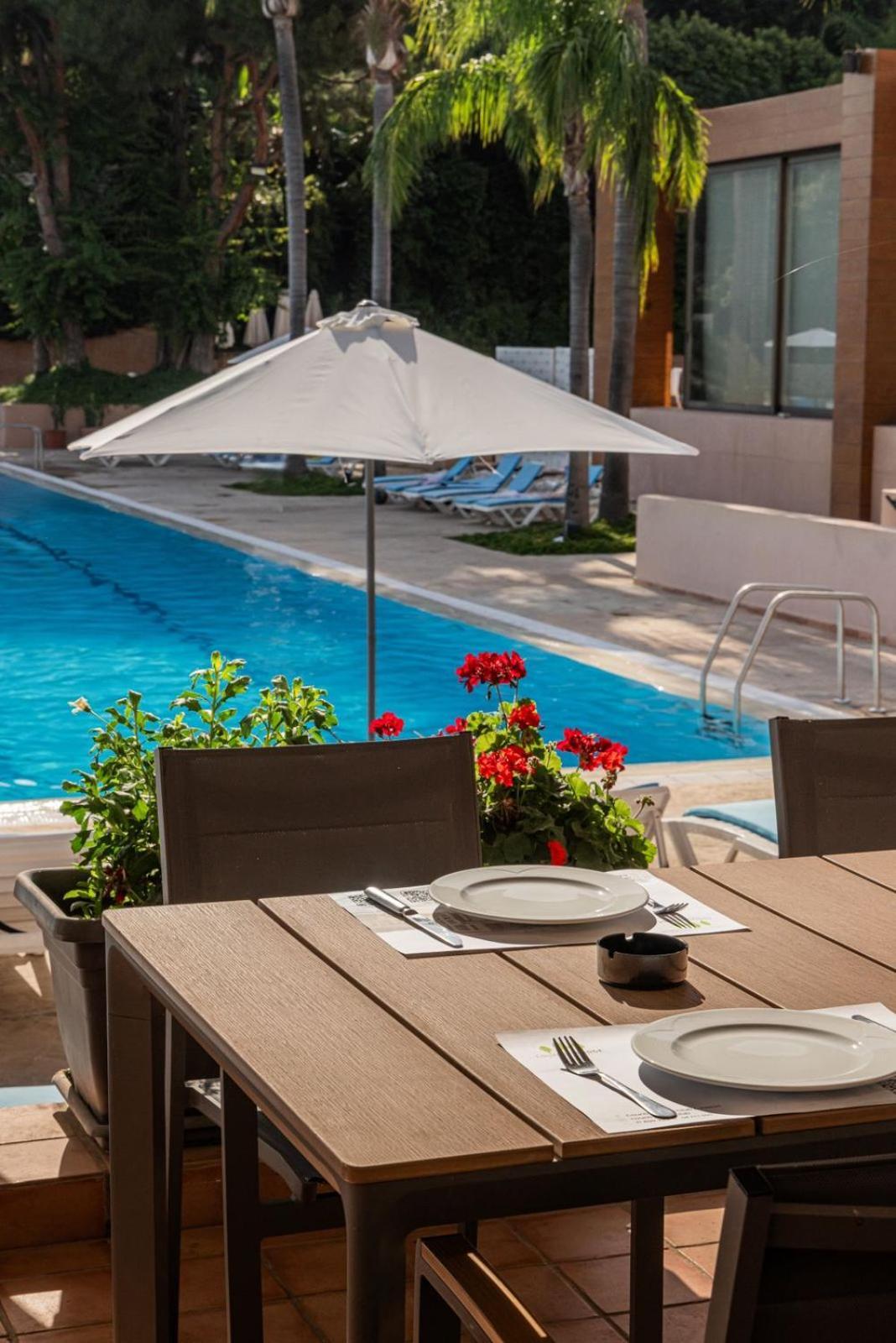 Country Lodge Hotel & Resort Beirut Exterior foto
