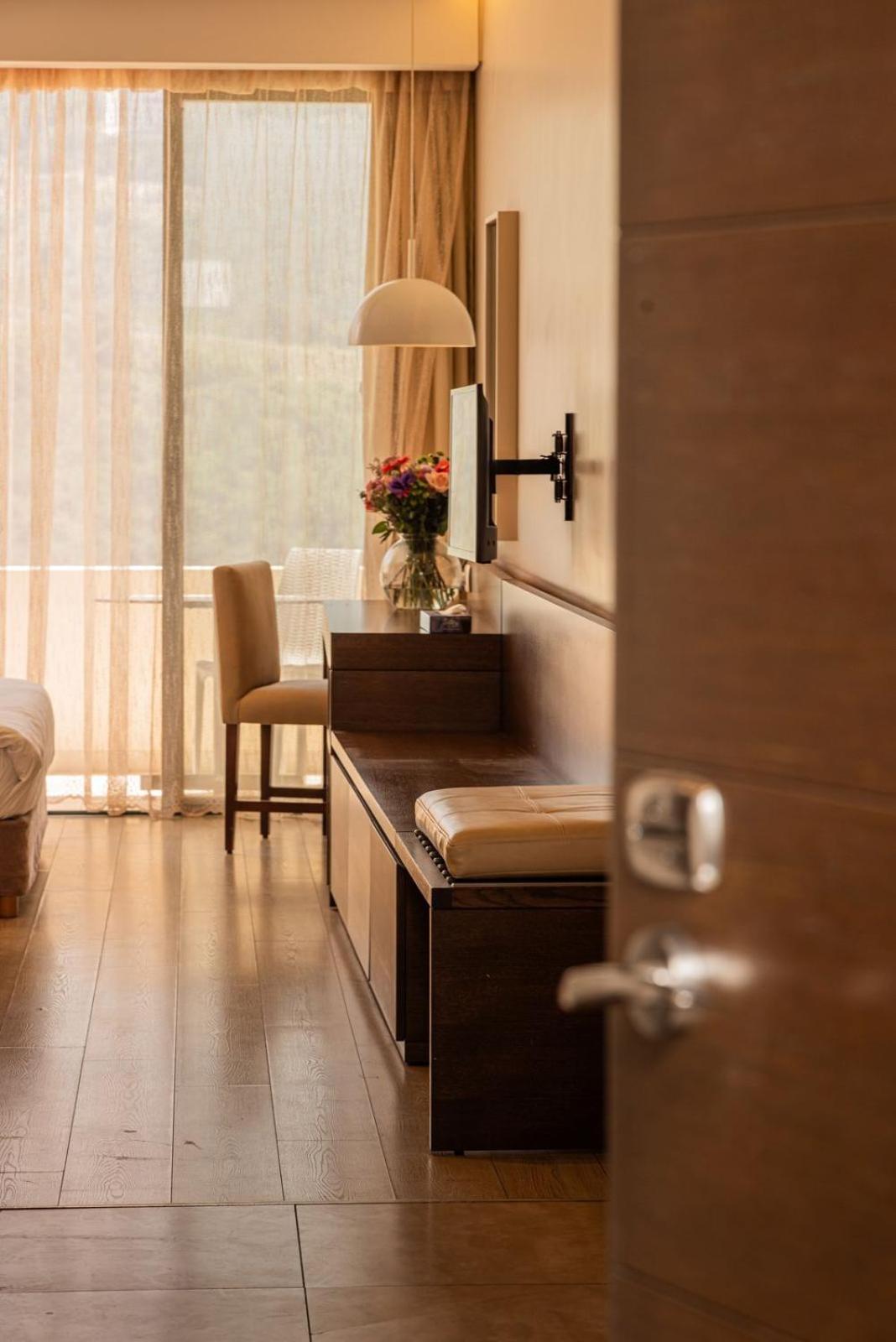 Country Lodge Hotel & Resort Beirut Exterior foto